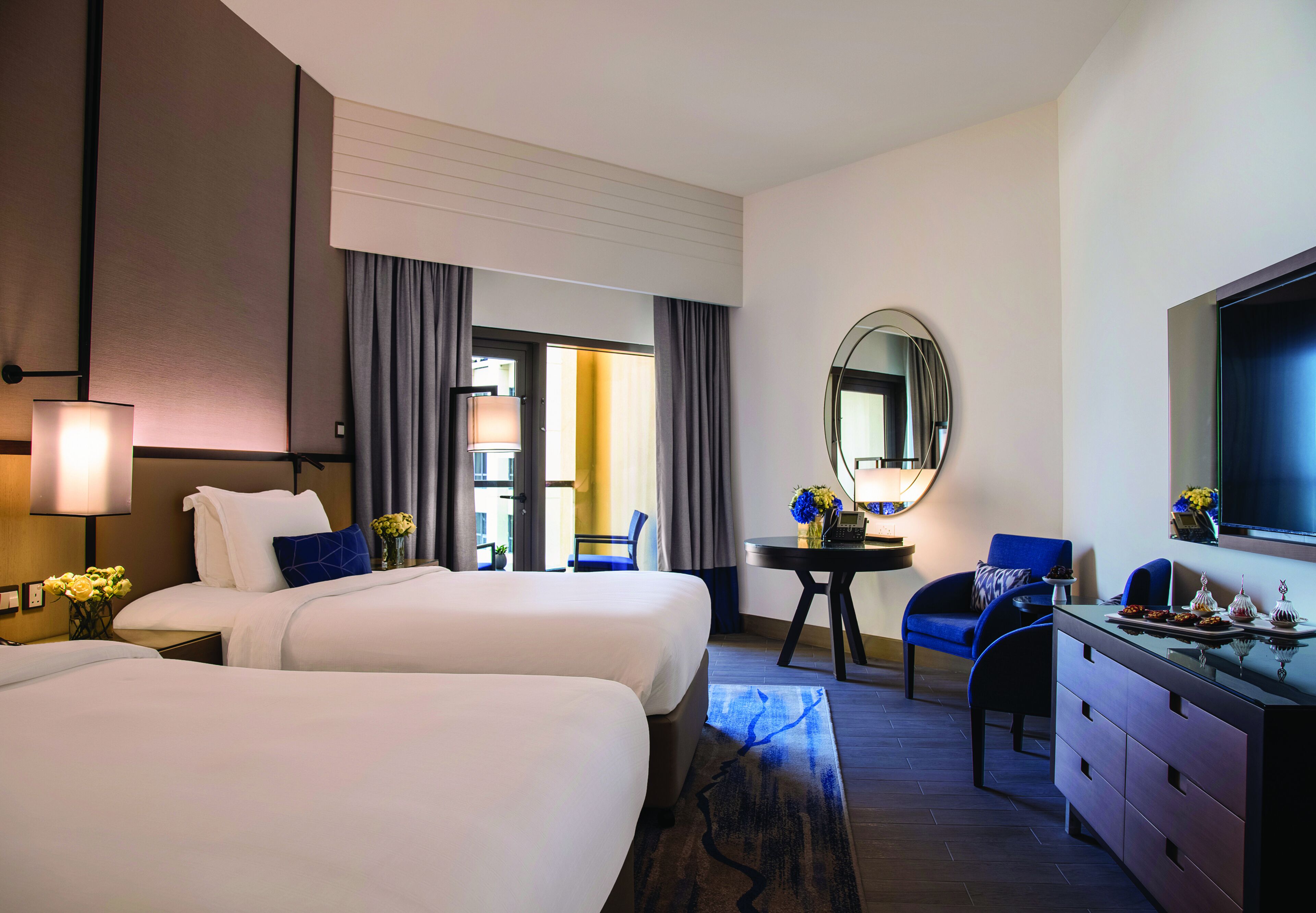 Rom, 2 enkeltsenger, balkong, sjøutsikt | Dundyner, senger med overmadrass, minibar og safe på rommet