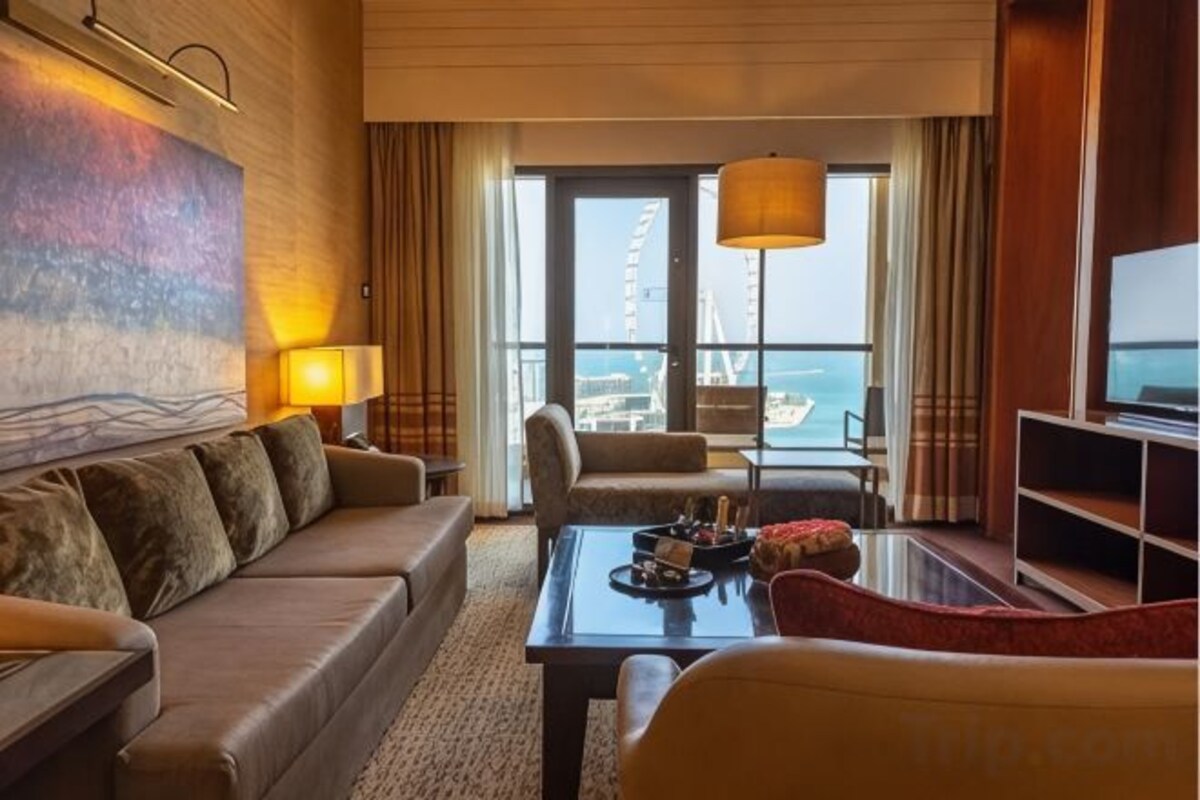Sea Front One Bedroom Suite with Balcony and Lounge Access