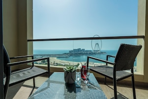 룸, 싱글침대 2개, 발코니, 바다 전망 (Ain Dubai) | 오리/거위털 이불, 필로우탑 침대, 미니바, 객실 내 금고