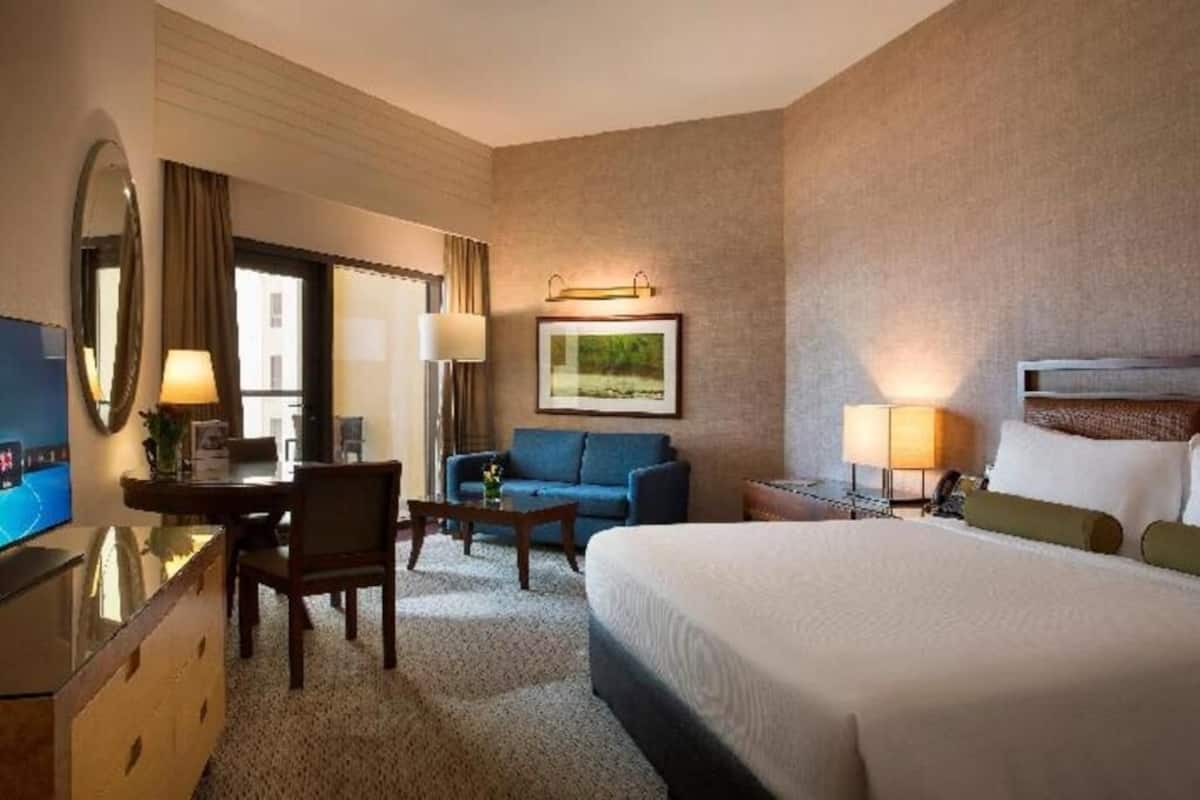 Down comforters, pillowtop beds, minibar, in-room safe