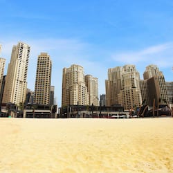 Una spiaggia nelle vicinanze