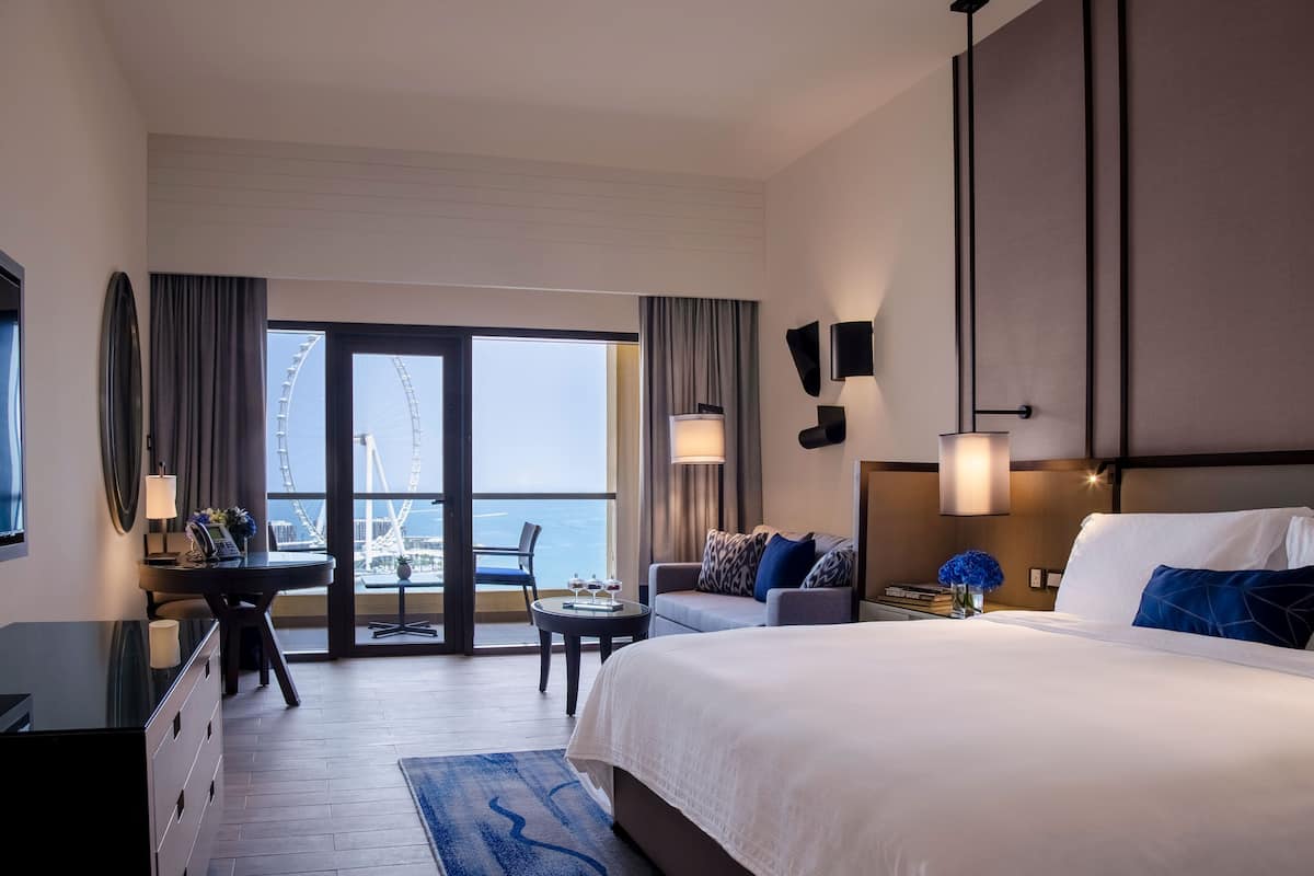 Rum - 1 kingsize-säng - balkong (Sea Front View) | Duntäcken, bäddmadrasser, minibar och värdeförvaringsskåp på rummet