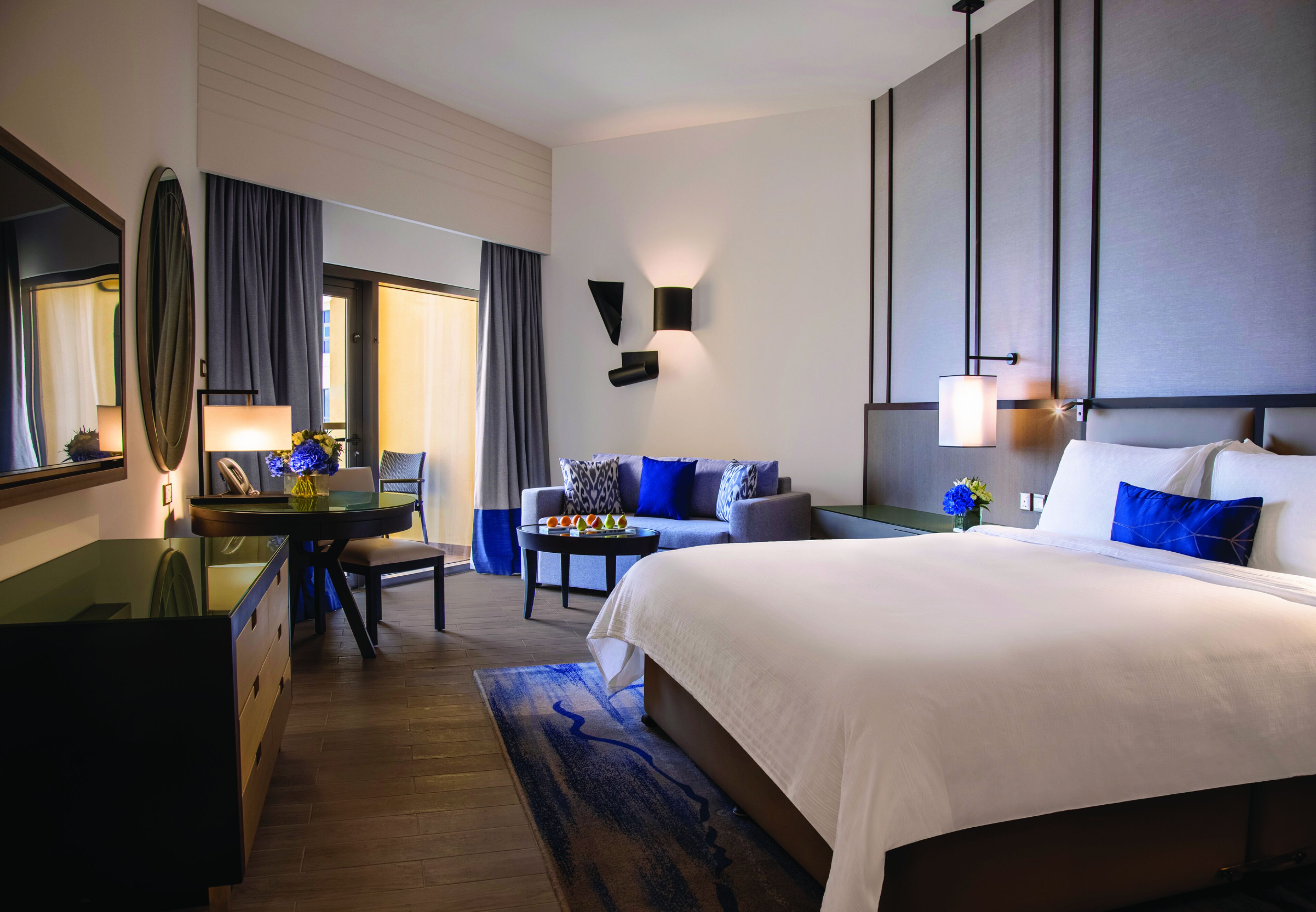 Rom, 1 kingsize-seng, balkong, sjøutsikt | Dundyner, senger med overmadrass, minibar og safe på rommet