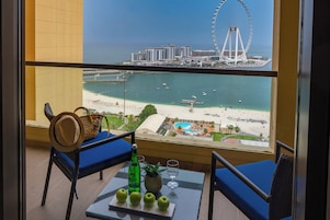 패밀리룸, 킹사이즈침대 1개, 발코니 (Sea Front View) | 오리/거위털 이불, 필로우탑 침대, 미니바, 객실 내 금고
