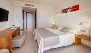 Down duvets, minibar, in-room safe, desk - Welikehotel Marfil Playa (Sa Coma)