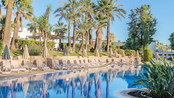 Piscina coperta, piscina stagionale all'aperto, ombrelloni da piscina