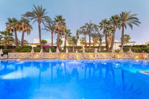 Indoor pool, seasonal outdoor pool, pool umbrellas, pool loungers - Welikehotel Marfil Playa (Sa Coma)