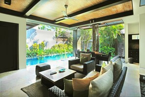 Villa, 2 Schlafzimmer, eigener Pool | Wohnbereich | 42-Zoll-Smart-TV mit Kabelempfang, Fernseher