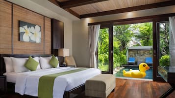 1 kamar tidur, minibar, brankas, dan meja kerja