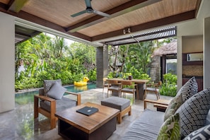 42-inch Smart TV with cable channels, TV - Le Jardin Villas Seminyak (Seminyak)