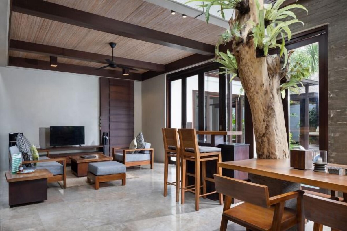 Living area | 42-inch Smart TV with cable channels, TV