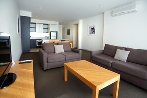 32-inch LCD TV with digital channels, TV, DVD player - Amity Apartment Hotels (Melbourne)