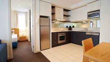 Refrigerador, microondas, placa de cocina, cafetera/tetera