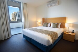 In-room safe, individually decorated, laptop workspace - Amity Apartment Hotels (Melbourne)