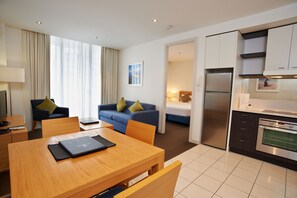 32-inch LCD TV with digital channels, TV, DVD player - Amity Apartment Hotels (Melbourne)