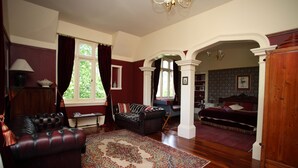 Smart TV, DVD player - Boutique Hotel Warwick House (Nelson)