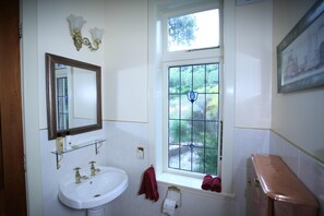 名牌梳洗用品、拖鞋、提供毛巾