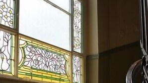 A staircase with stained glass windows. - Hotel Pension Rheingold (Berlin)