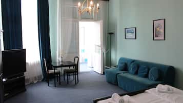 Quarto casal superior | Área de estar | TV