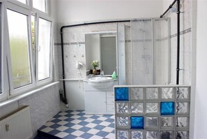 Quarto casal superior | Banheiro | Chuveiro, secador de cabelo, toalhas de banho 