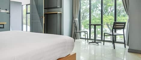 Kamar Deluks, 1 Tempat Tidur King, pemandangan danau | Seprai premium, tempat tidur Select Comfort, minibar, dan brankas