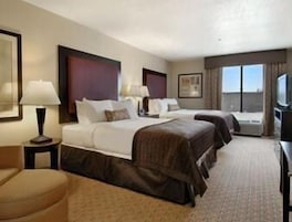 Ropa de cama de alta calidad y caja de seguridad en la habitación