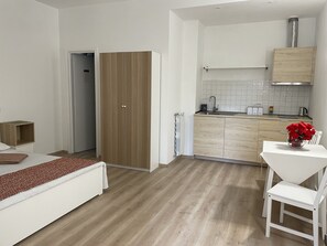 Bungalow Basic, angolo cottura, edificio separato | Biancheria da letto ipoallergenica, una cassaforte in camera