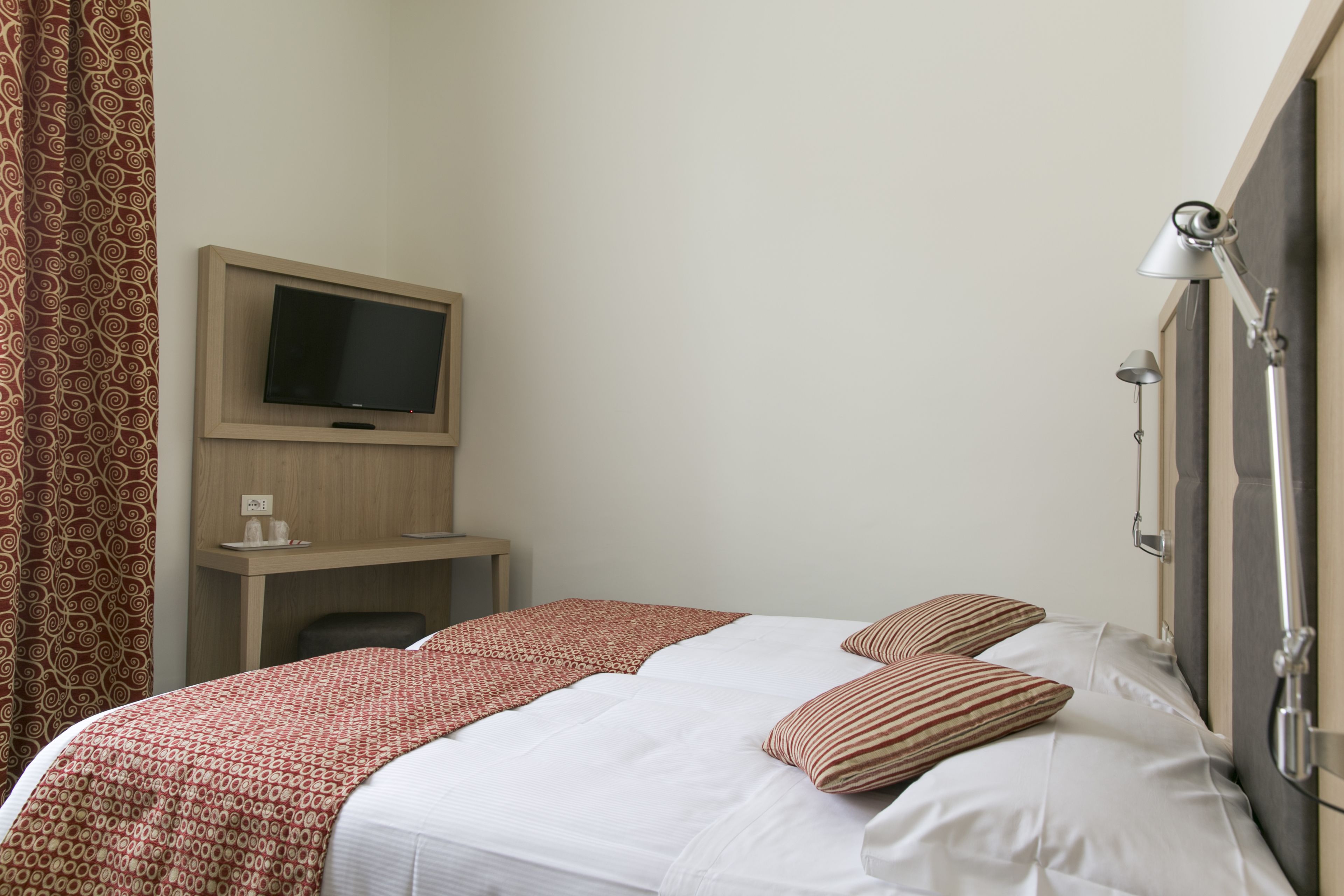 hypo-allergenic bedding, in-room safe, desk, free wifi