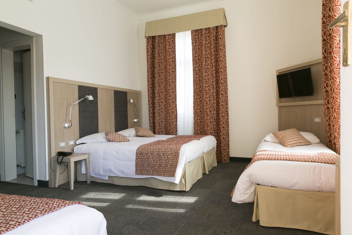 Quadruple Room | Hypo-allergenic bedding available, in-room safe, desk, WiFi (free)