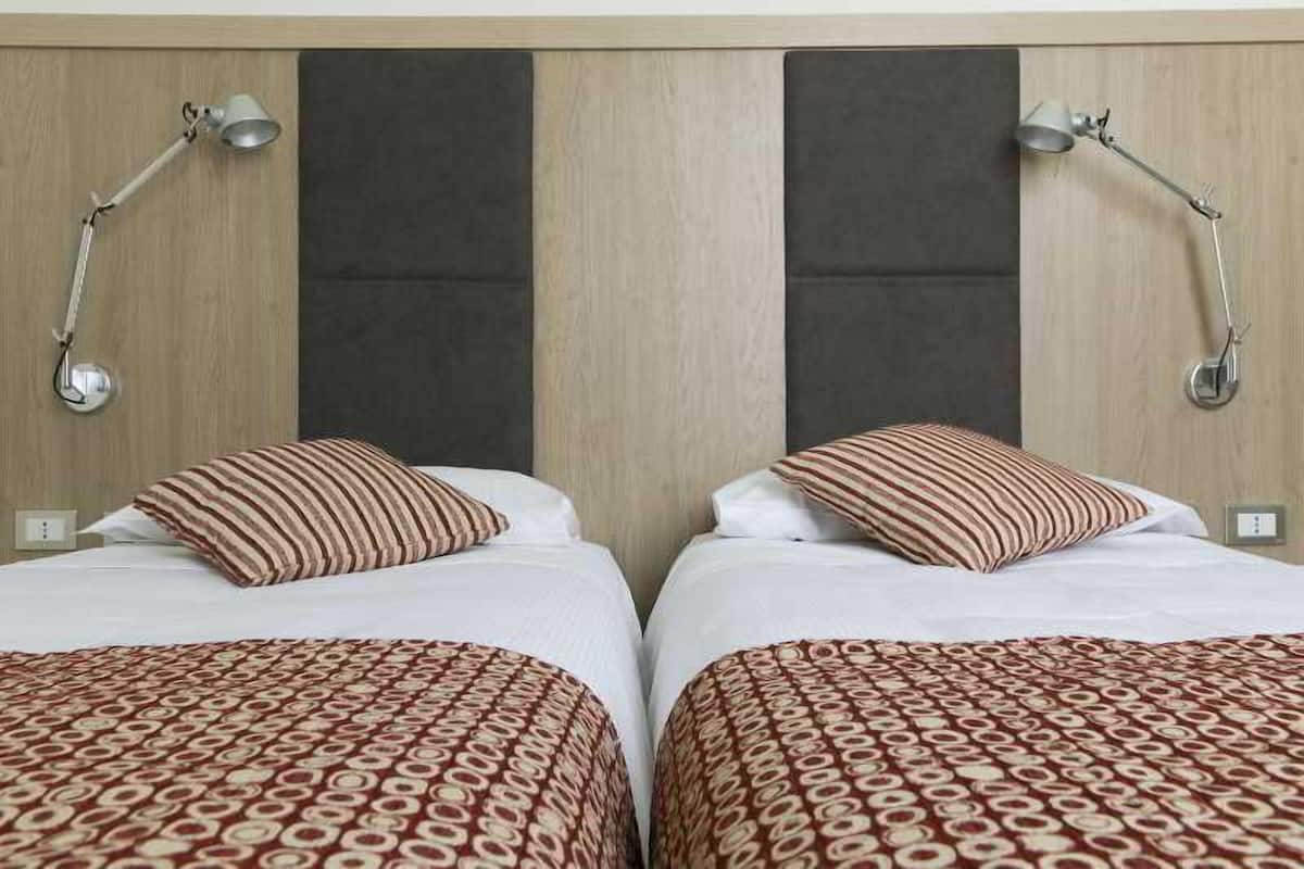 Hypo-allergenic bedding available, in-room safe, desk, WiFi (free)