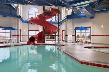 Una piscina techada. Ramada by Wyndham Westlock