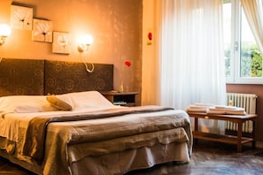 Habitación estándar | Minibar, escritorio, insonorización y tabla de planchar con plancha 
