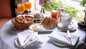 بوفيه فطور مجانًا يوميًا