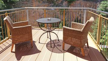 Deluxe-Zimmer zur Rückseite | Terrasse/Patio