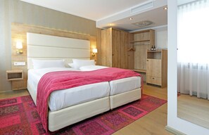 Hypo-allergenic bedding, minibar, in-room safe, individually decorated