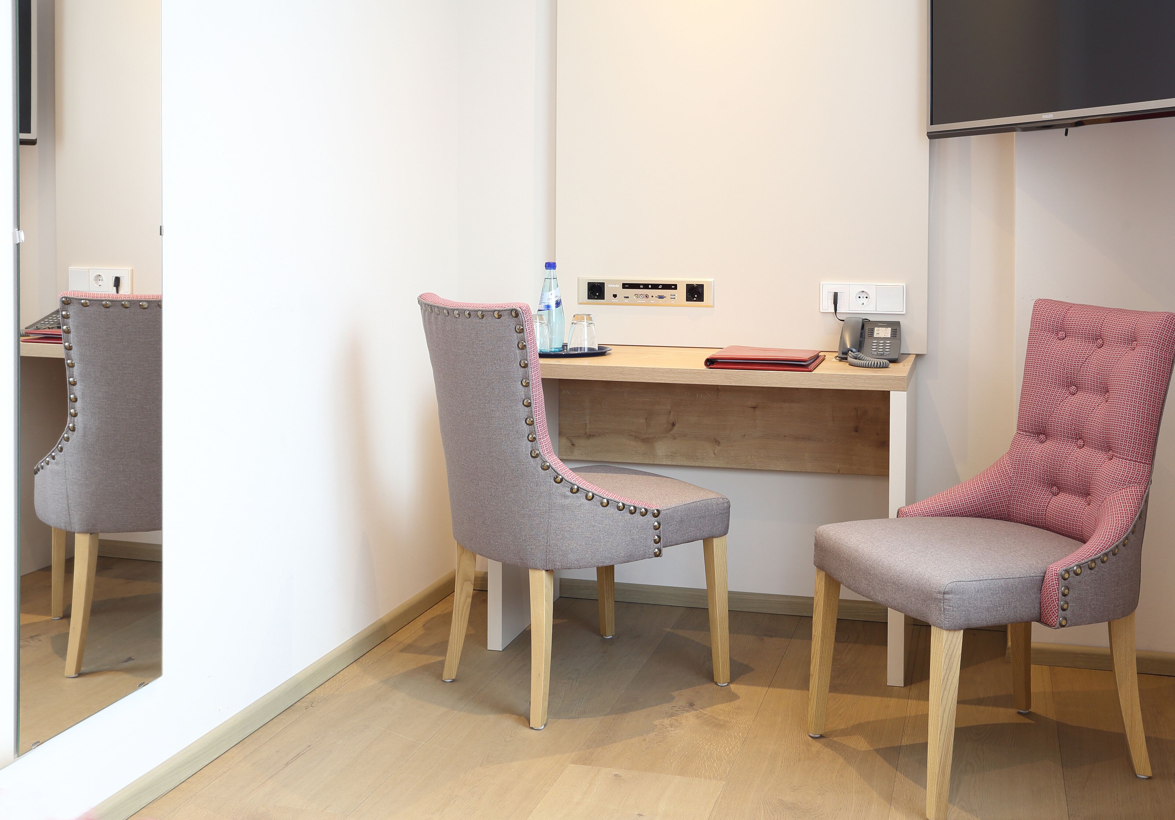 standard double room plus (street side) | hypo-allergenic bedding, minibar, in-room safe, individually decorated