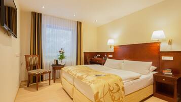 Comfort-Zimmer zur Rückseite | Allergikerbettwaren, Minibar, Zimmersafe, individuell dekoriert