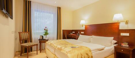 Comfort Room (back side) | Hypo-allergenic bedding, minibar, in-room safe, individually decorated