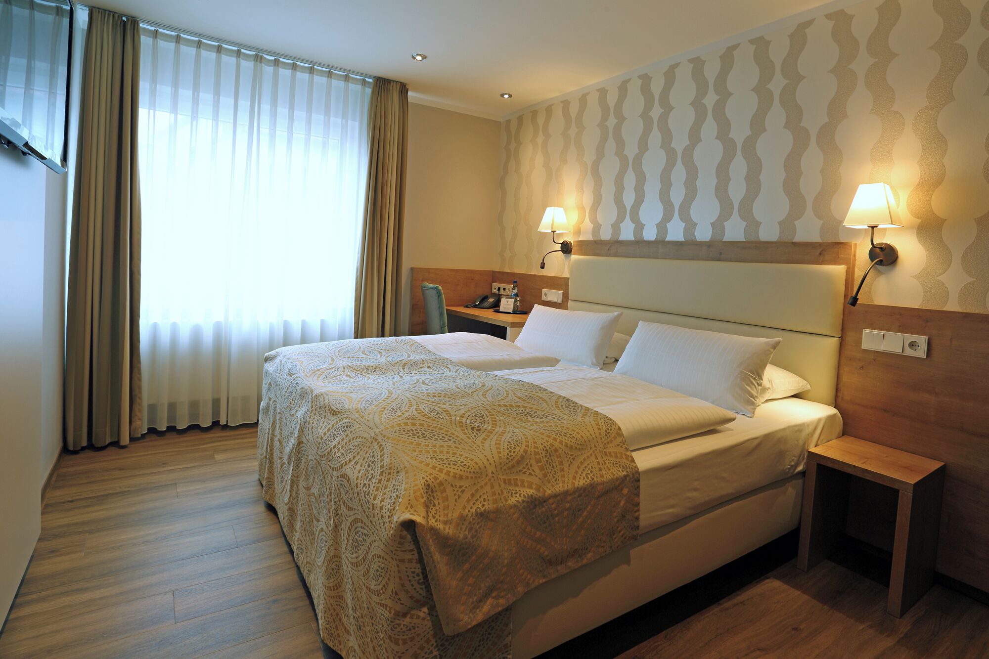 standard double room plus (street side) | hypo-allergenic bedding, minibar, in-room safe, individually decorated