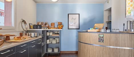 Bữa sáng buffet hàng ngày (14 EUR/mỗi người)