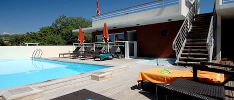 Piscine extérieure (ouverte en saison), chaises longues