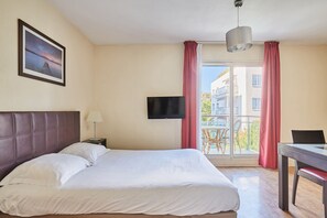 Estudio estándar, balcón (2 People) | Escritorio, sistema de insonorización, tabla de planchar con plancha