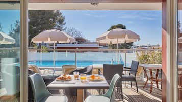 Daily buffet breakfast (EUR 14 per person)