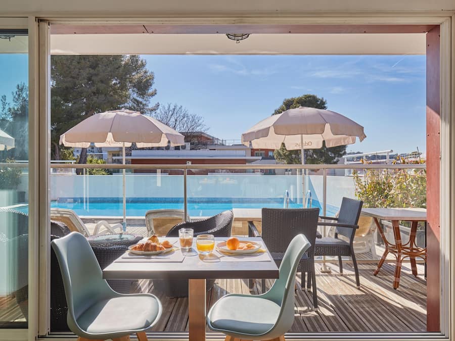 Desayuno buffet diario (EUR 14 por persona)