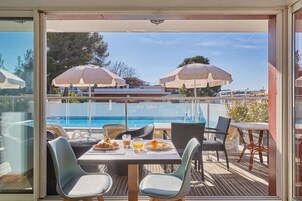 Desayuno buffet diario (EUR 14 por persona)