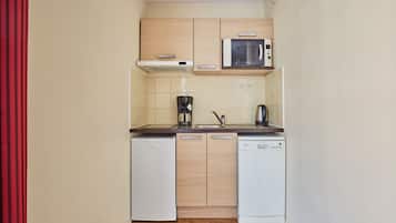 Standard Studio, Balcony (2 People) | Private kitchenette | Fridge, microwave, stovetop, dishwasher