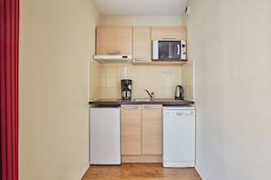 Standard Studio, Balcony (2 People) | Private kitchenette | Fridge, microwave, stovetop, dishwasher
