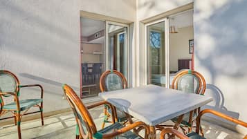 Superior Apartment, 1 Bedroom, Balcony (4 People) | Desk, soundproofing, iron/ironing board, free cribs/infant beds