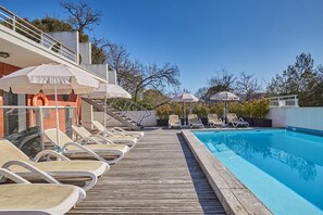 Piscine extérieure (ouverte en saison), chaises longues