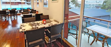 Frukostbuffé varje dag (EUR 14 per person)